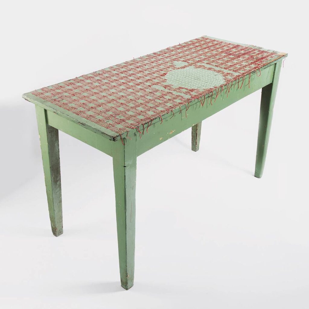 Podstata l, 2017, nit, dřevo(starý stůl s původní polychromií), 80 x 120 x 52 cm