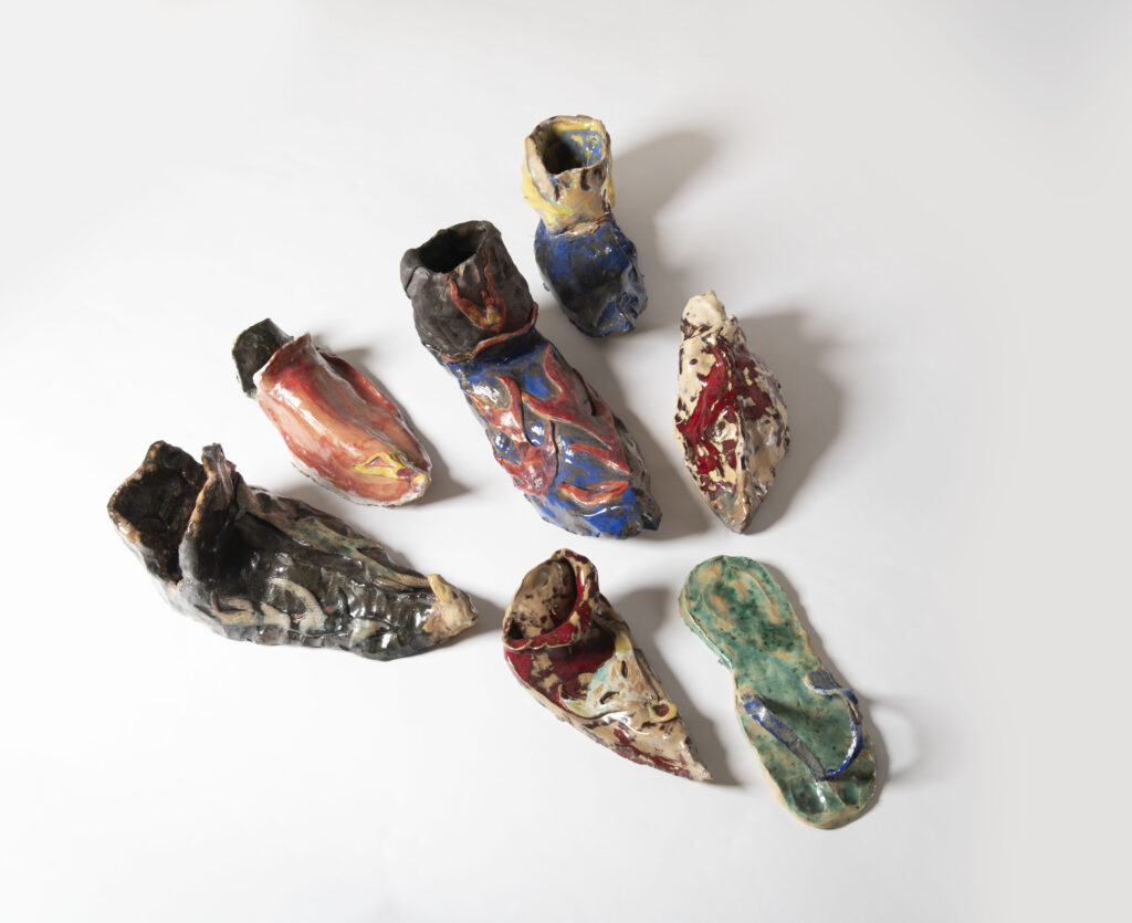 Boty, 2021, glazovaná keramika různé formáty, 43 x 10 x 15 cm